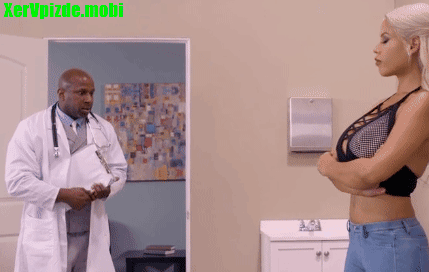 Чернокожий врач ебет сисястую блондинку в задний проход после осмотра