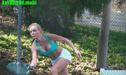 Компаньон по теннису трахает сиськатую блонду после игры на корте