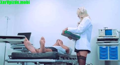Блондинистая медсестра соблазнила больного и трахается в пизду после отсоса